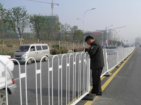 道路护栏安装